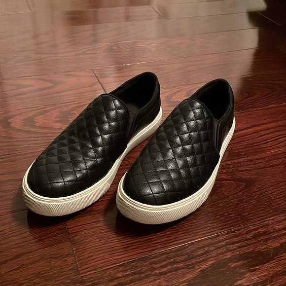 Black leather slip on 1 inch platform shoe from Aldo - Picture 2 of 4